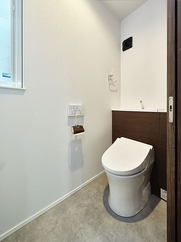 【【 1Fトイレ 】】1Fのトイレのキャビネットには収納スペースがあり、トイレの備品がすっきり納まります。