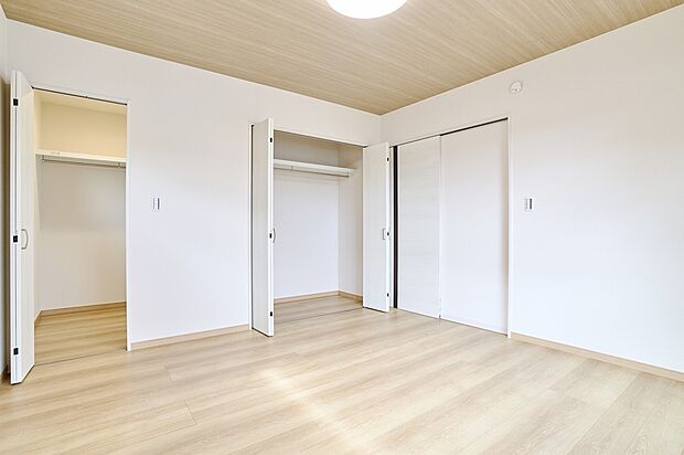 【クローゼット】【施工例】寝室はCLを2つ設置！大切なお洋服もきれいな状態で保管することができるため長持ち！お洋服だけでなく、お子さんのおもちゃや大事な趣味の道具まで収納できます！