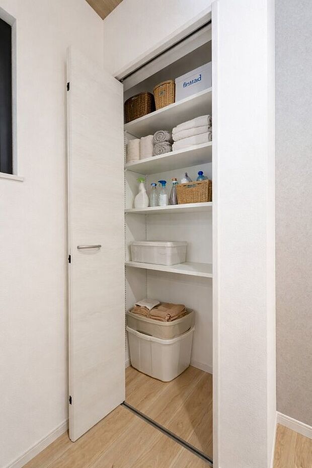 【キッチン収納】【施工例】キッチン横には便利なパントリーを設置。食品のストックや調理器具をまとめて収納でき、キッチンまわりをすっきりと保てます。