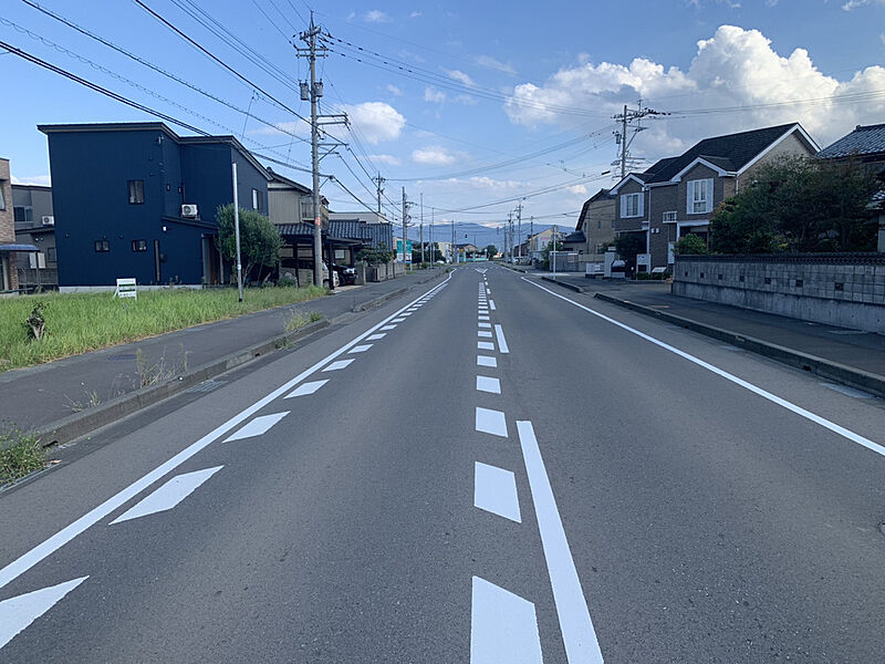 【現地写真】前面道路幅は約16ｍございます！お向かいさんと距離があり開放感◎、南向きで日当たり◎！駐車苦手さんも安心！