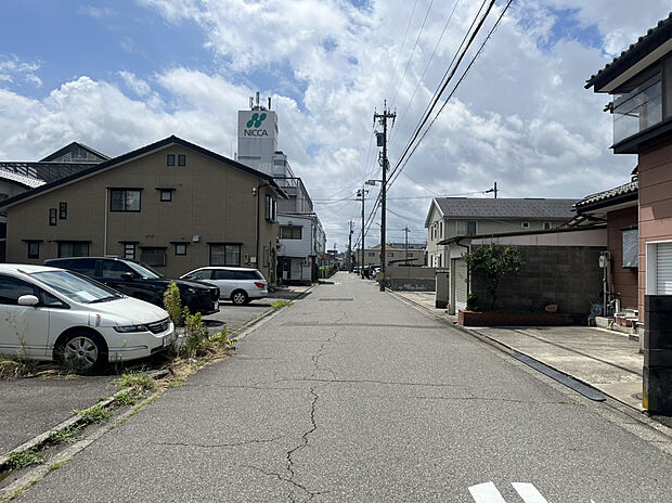 【現地写真】前面道路の幅員は約5.9mを確保。車同士のすれ違いにも配慮された広さがあり、日常の車の出し入れや来客時も落ち着いて対応できる環境です。