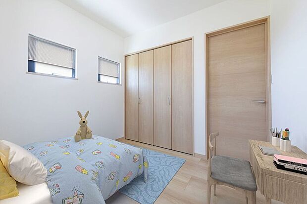 【洋室】洋室にはクローゼットを完備！洋服や小物などを収納できるほか、空間がスッキリして生活スペースを広く利用できます！※家具の配置等はイメージです。