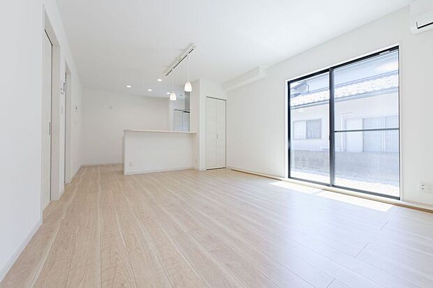 【【施工例】リビング】【施工例】LDKには対面型キッチンを採用。調理中もリビング全体を見渡せるため、お子様の様子を見守りながら家事ができ安心です。※家具配置はイメージです