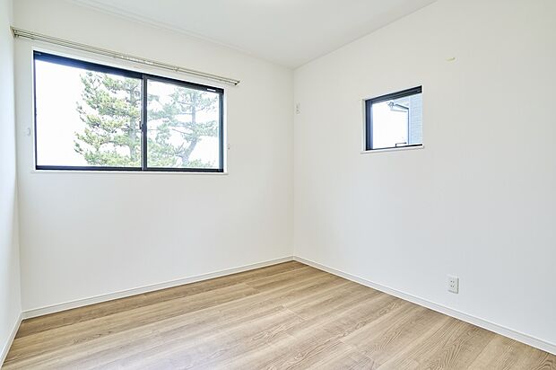 【【施工例】洋室】【施工例】自然光が差し込む主寝室は、落ち着いた雰囲気で心からくつろげる空間に。毎日の疲れを癒す、快適な寝室です。※家具配置はイメージです