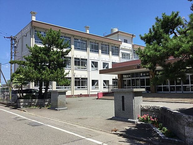 春山小学校（約600m）
