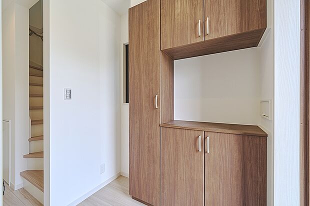 【【施工例】シューズボックス】【施工例】シューズボックスは収納力があり、玄関をすっきり保てます。カウンターはディスプレイスペースとしても活用可能です。