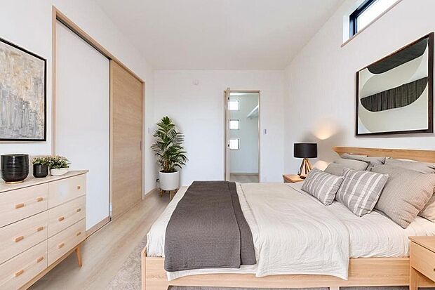 【寝室】【施工例】寝室には大容量のウォークインクローゼット完備！豊富な収納スペースで、衣類や個人のアイテムを整理整頓することができます。スッキリした寝室は癒しの空間を提供します。※家具等の配置はイメージです。