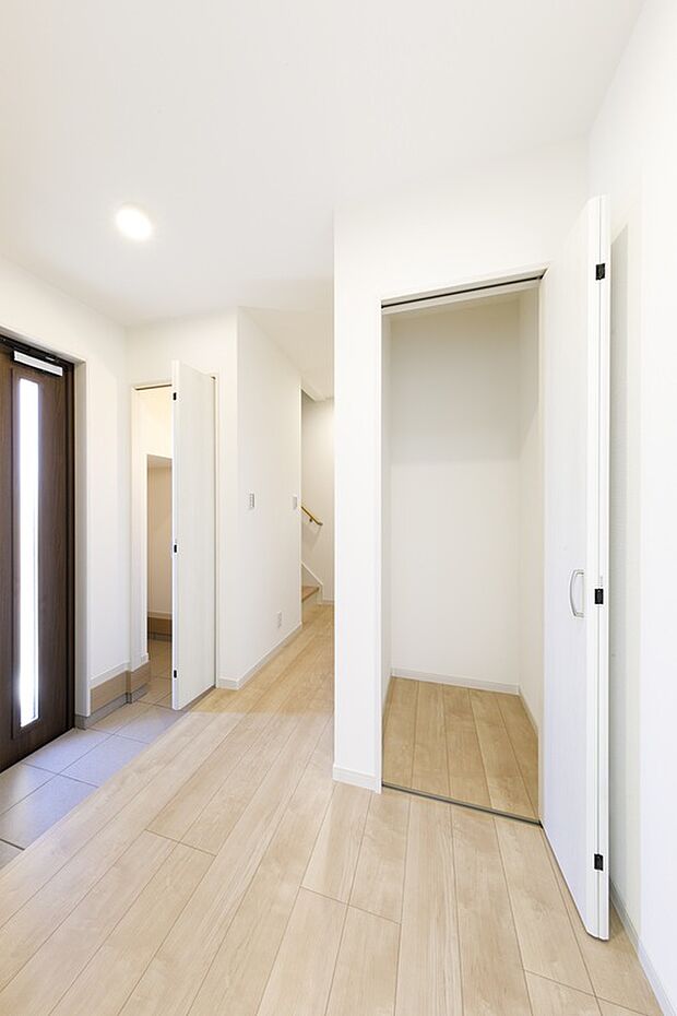 【1階ホール物入】【施工例】外出前にさっと取り出したい上着やバッグ、帰宅後に使う日用品をまとめて収納できる1階ホール物入。玄関まわりが散らかりにくく、毎日の出入りがスムーズになります。