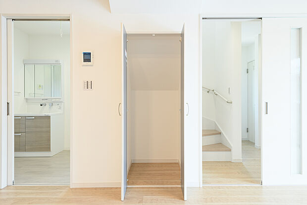 【リビング物入】【施工例】リビング内に収納スペースを確保。日用品や掃除道具、ストック品などをまとめて収納でき、散らかりがちなリビングもすっきり。急な来客時も慌てず片付けられます。