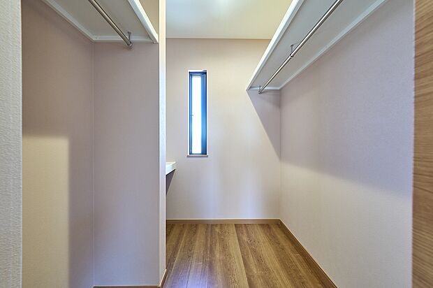 【ウォークインクローゼット】【施工例】大容量のウォークインクローゼットは大切なお洋服もきれいな状態で保管することができるため長持ち!お洋服だけでなく、お子さんのおもちゃや大事な趣味の道具まで収納できます!