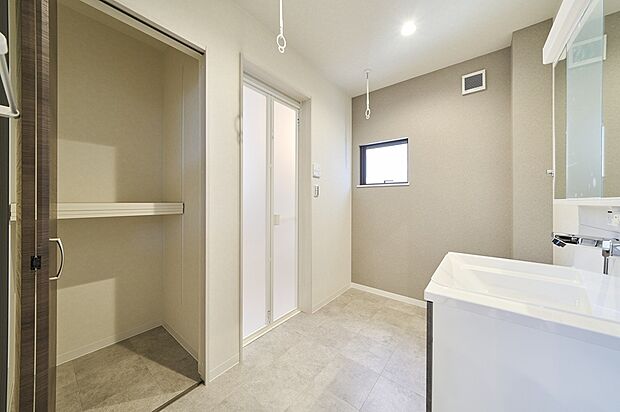 【洗面脱衣室物入】【施工例】洗面脱衣室内には可動棚式の物入を設けております。バスタオルや洗濯用洗剤などをその場で保管でき、使い勝手の良い空間です◎