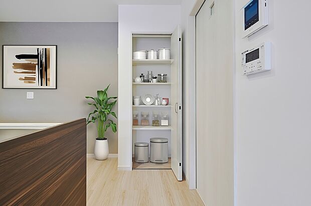 【キッチン物入】【施工例】キッチン背面の扉付き収納は、可動棚で自由に高さを調整可能◎ストック品をすっきりしまえ、扉を閉めれば整った印象に!見た目も機能も両立した実用的な収納です。※収納品はイメージです。