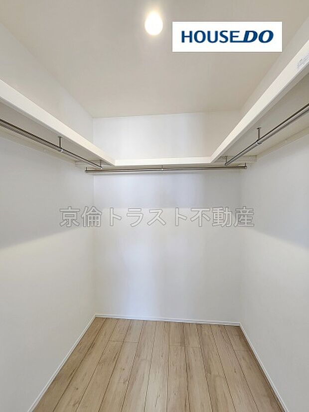 【ウォークインクローゼット（2号棟）】季節の衣類もしっかり収納できる大容量のウォークインクローゼット！