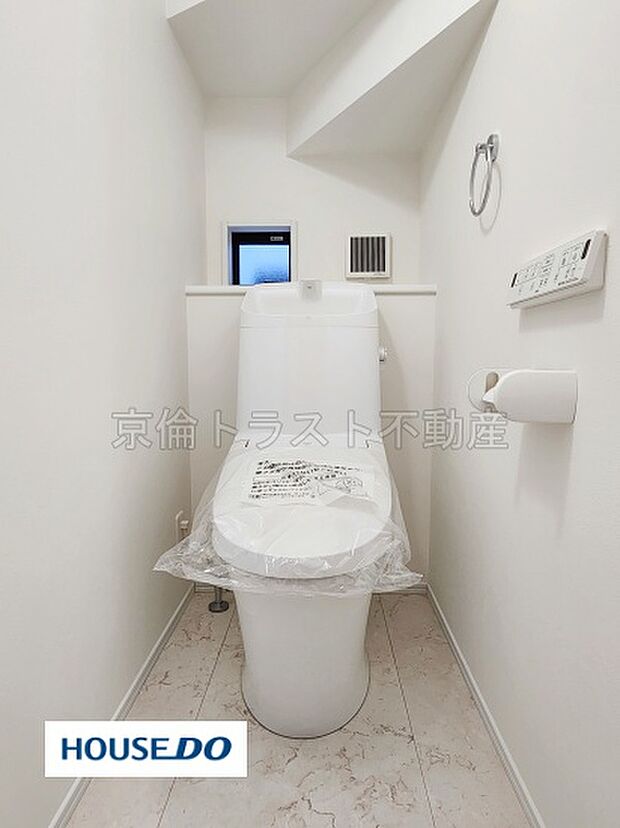 【トイレ】トイレには快適な温水洗浄便座付き！ウォシュレットの操作パネルは壁付けリモコンになってます。