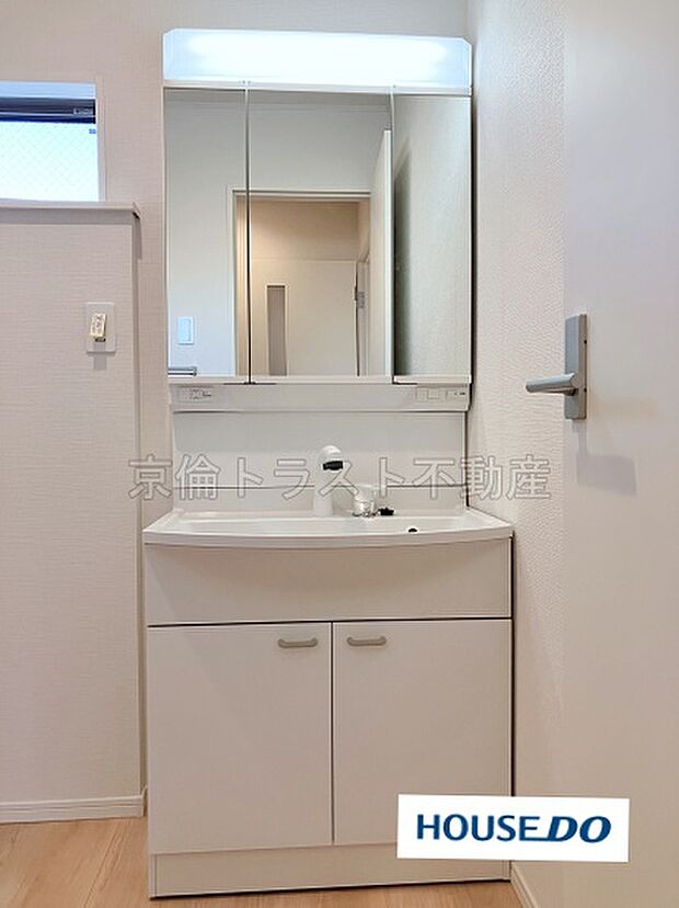 【洗面化粧台（2号棟）】洗面台はお手入れがしやすい一体型ボウル。三面鏡の裏は収納スペースになっていて機能的です!
