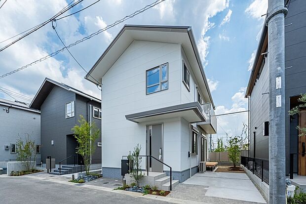 ■３号地外観　いつまでも飽きのこない、愛着を感じる家となるよう、均整の取れたシルエットと、自然な色合いのデザインを施しています。長期優良住宅で、さまざまな税制優遇のメリットを受けられます。