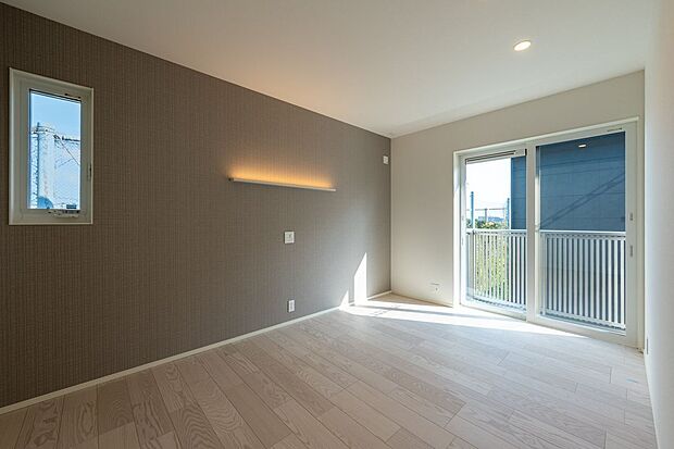 【寝室】■３号地主寝室　落ち着いたベージュのアクセントクロスと間接照明が、安らぎの時間を演出する主寝室です。クローゼット付きで、収納力もあります。