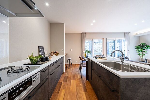 【キッチン】■2号地キッチン シンクとコンロが背中合わせになった、セパレートタイプのキッチンです。ご家族と一緒に調理や片付けをしやすく、自然と家事に参加できる間取りです。