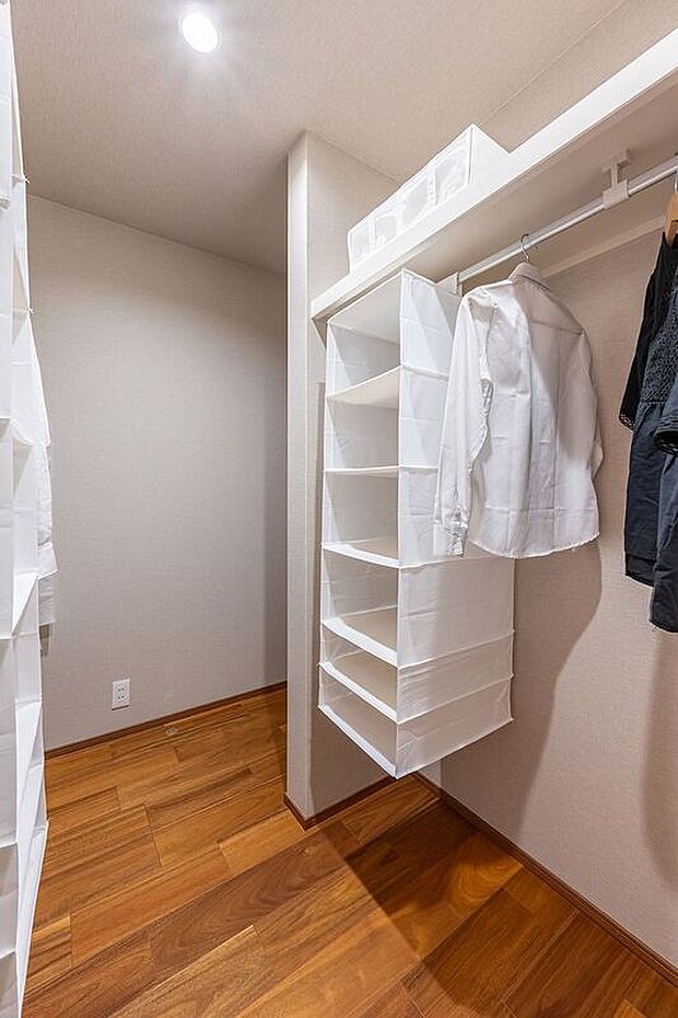 【収納】■2号地ファミリークローク 主寝室から出入りできるファミリークロークです。ご家族の荷物や衣類を一括管理できるので、朝の支度や衣替えがスムーズになります。中で着替えることができる広々設計です。