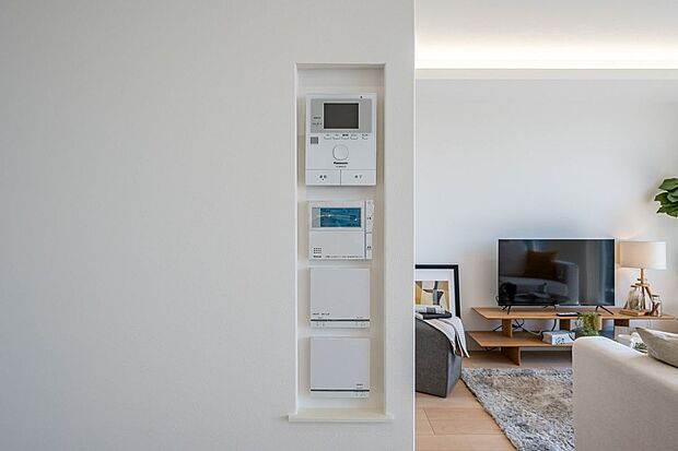 【その他内観】■１６号地スイッチニッチ　最新の住宅は設備機器が多くなっていますが、スイッチ・インターホン類をスイッチニッチに纏めることで、使い勝手がよくなり、空間もスッキリさせることができます。