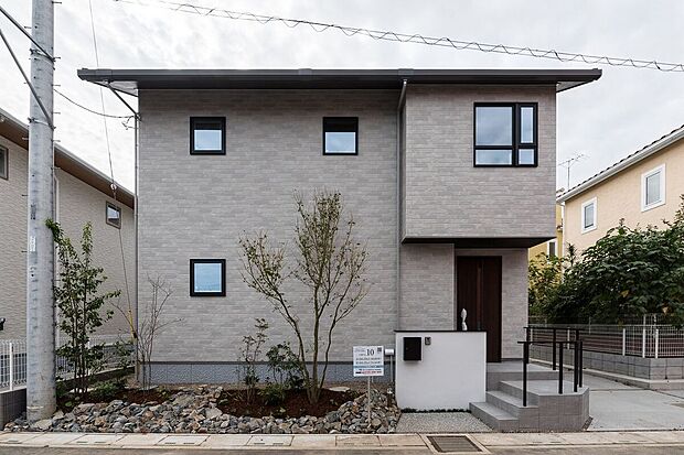 ■10号地外観積水ハウス ノイエは標準仕様で「ZEH基準」をクリアしています。さらに、高断熱樹脂サッシとLow-E複層ガラスで、 高い断熱性と快適性を実現しました。