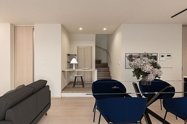 ■10号地リビングDKに設けたみんなで集えるワークスペースは、作業中の資料などをそのままにできる継続性もメリットです。親子で宿題・家事を一緒にできる空間にもなります。※CG合成にて家具を設置