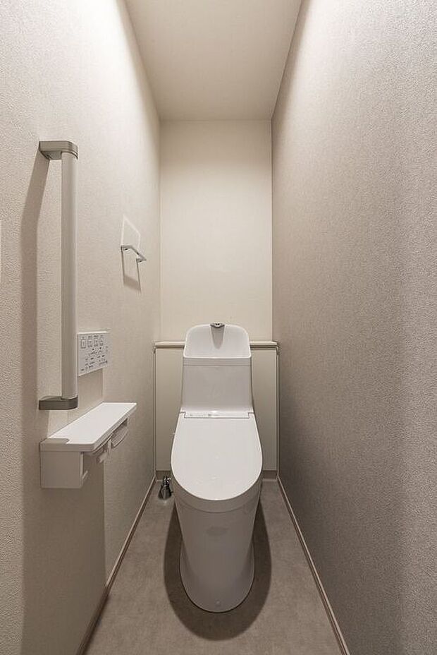 【トイレ】■10号地2階トイレ　リモコンで操作可能なため、トイレ本体に直接触れる必要がなく、衛生的です。手すり付きで、立ち上がるときも安心です。