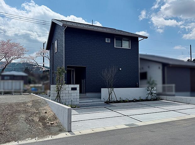 【北側外観】駐車３台可能の広々敷地。