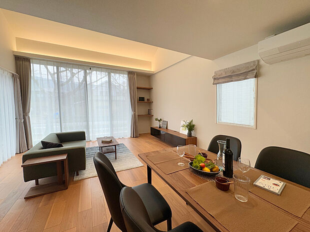 【リビング】内と外をつなげる開放的な「大開口サッシ」は、すっきりと美しいデザイン。「アウトリビング」とのつながりも深まり、庭の景色もゆっくり楽しめます。