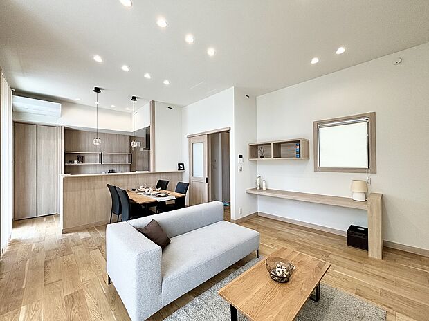 【施工事例：リビングから使える1階蔵のある家（富士市長通5）】蔵のおかげで自由になった空間に
あなたの好きなライフスタイルをデザインしませんか
使い勝手の良い1階の蔵、1.5階スキップフロアで
趣味やライフワークが充実！
テキスタイルフロアを敷き詰めた1.5階は、1階リビングと程よく繋がるお部屋
お子さまの遊び場やちょっとした休憩スペースなど様々な用途で便利に使用できます
つながりある空間はそのままにプライベートな空間をほどよくプラスすることができます