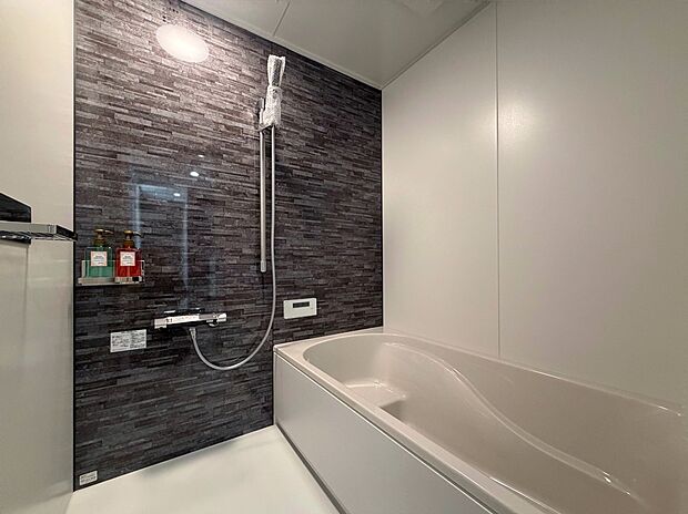 【浴室】浴室まるごと保温&高断熱浴槽で、4時間経っても温度低下をわずか2.5℃に抑制 。カビに強い「クリンパッキン」や滑りにくい「足ピタフロア」など、お手入れと安全性にも配慮しています 。