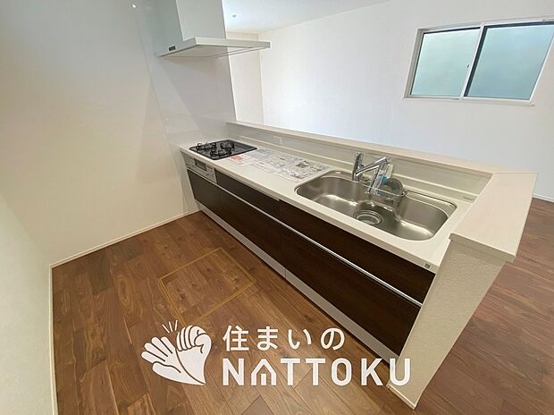 現地写真(キッチン)
収納たっぷりのシステムキッチン、浄水器付水栓を標準装備しています。