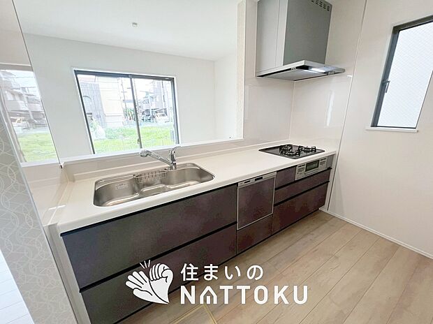 現地写真(キッチン)
収納たっぷりのシステムキッチン、浄水器付水栓を標準装備しています。