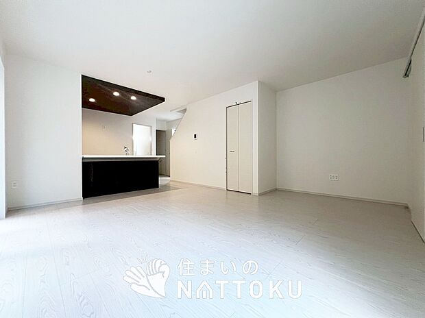 現地写真（リビング）
フローリング材には、木目、色調など木材特有の風合いがあり、ナチュラルな美しさになっています。