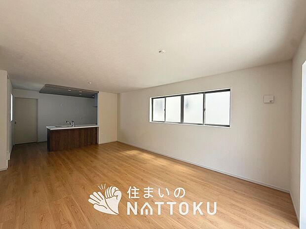 現地写真(リビング)
フローリング材には、木目、色調など木材特有の風合いがあり、ナチュラルな美しさになっています。