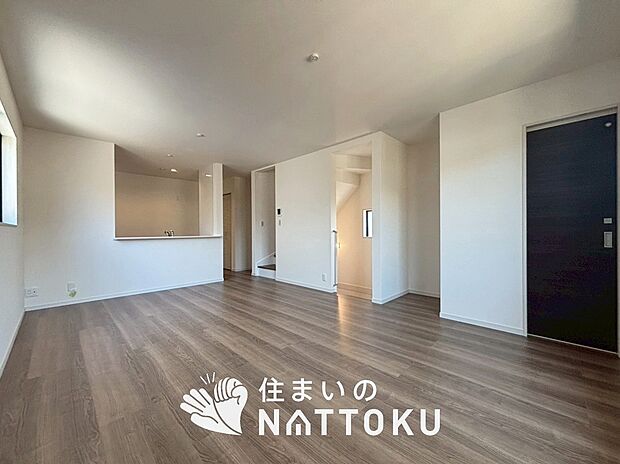 現地写真(リビング)
フローリング材には、木目、色調など木材特有の風合いがあり、ナチュラルな美しさになっています。