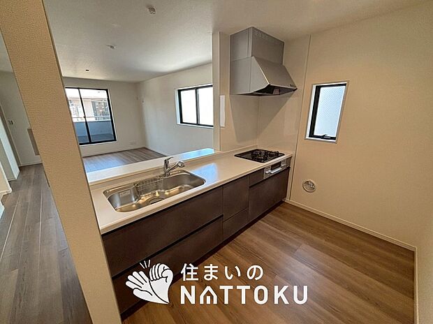 現地写真(キッチン)
収納たっぷりのシステムキッチン、浄水器付水栓を標準装備しています。