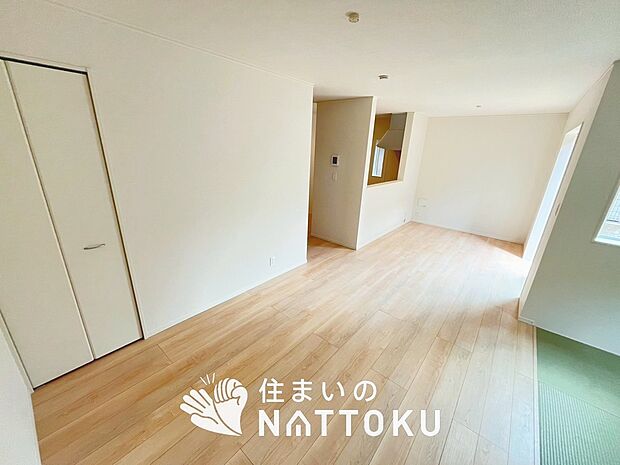 現地写真(リビング)
フローリング材には、木目、色調など木材特有の風合いがあり、ナチュラルな美しさになっています。