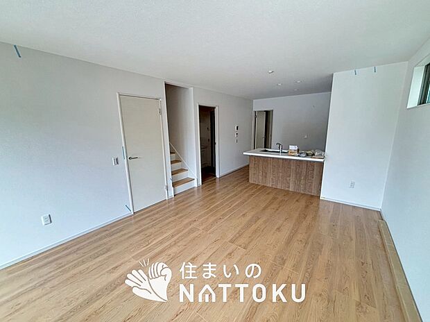 現地写真(リビング)
フローリング材には、木目、色調など木材特有の風合いがあり、ナチュラルな美しさになっています。