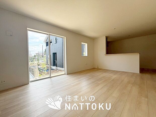 現地写真(リビング)
フローリング材には、木目、色調など木材特有の風合いがあり、ナチュラルな美しさになっています。