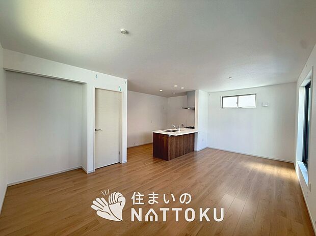 現地写真(リビング)
フローリング材には、木目、色調など木材特有の風合いがあり、ナチュラルな美しさになっています。