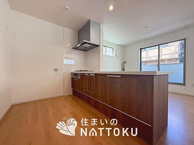 現地写真(キッチン)
収納たっぷりのシステムキッチン、浄水器付水栓を標準装備しています。