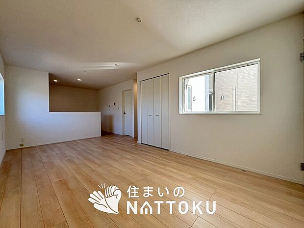 現地写真(リビング)
フローリング材には、木目、色調など木材特有の風合いがあり、ナチュラルな美しさになっています。