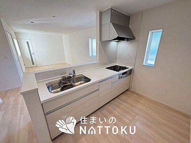 現地写真(キッチン)
収納たっぷりのシステムキッチン、浄水器付水栓を標準装備しています。