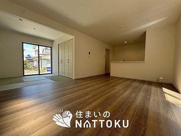 現地写真(リビング)
フローリング材には、木目、色調など木材特有の風合いがあり、ナチュラルな美しさになっています。