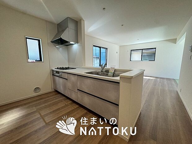 現地写真(キッチン)
収納たっぷりのシステムキッチン、浄水器付水栓を標準装備しています。