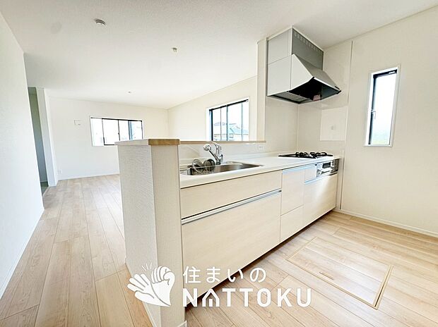 現地写真(キッチン)
収納たっぷりのシステムキッチン、浄水器付水栓を標準装備しています。