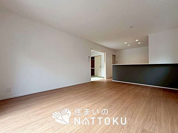 現地写真(リビング)
フローリング材には、木目、色調など木材特有の風合いがあり、ナチュラルな美しさになっています。