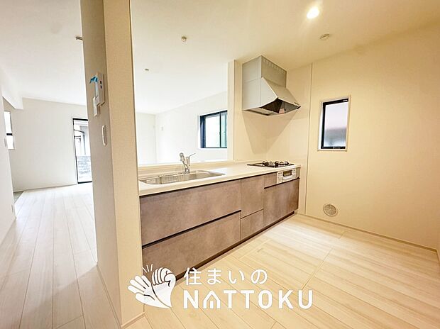 現地写真(キッチン)
収納たっぷりのシステムキッチン、浄水器付水栓を標準装備しています。