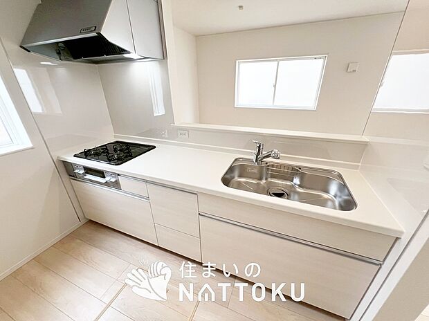 現地写真(キッチン)
収納たっぷりのシステムキッチン、浄水器付水栓を標準装備しています。